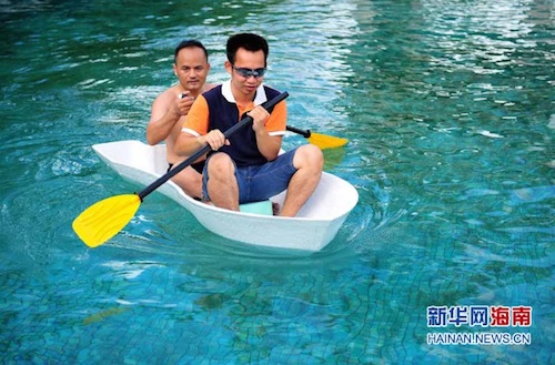 zwei_Mann_auf_chinesischem_3D-gedrucktem_Boot