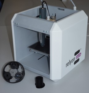 Integrationsbeispiel: 3D Drucker (Basis german reprap) mit Plasmakopf (piezobrush® - relyon plasma GmbH, sowie einige Musterbauteile