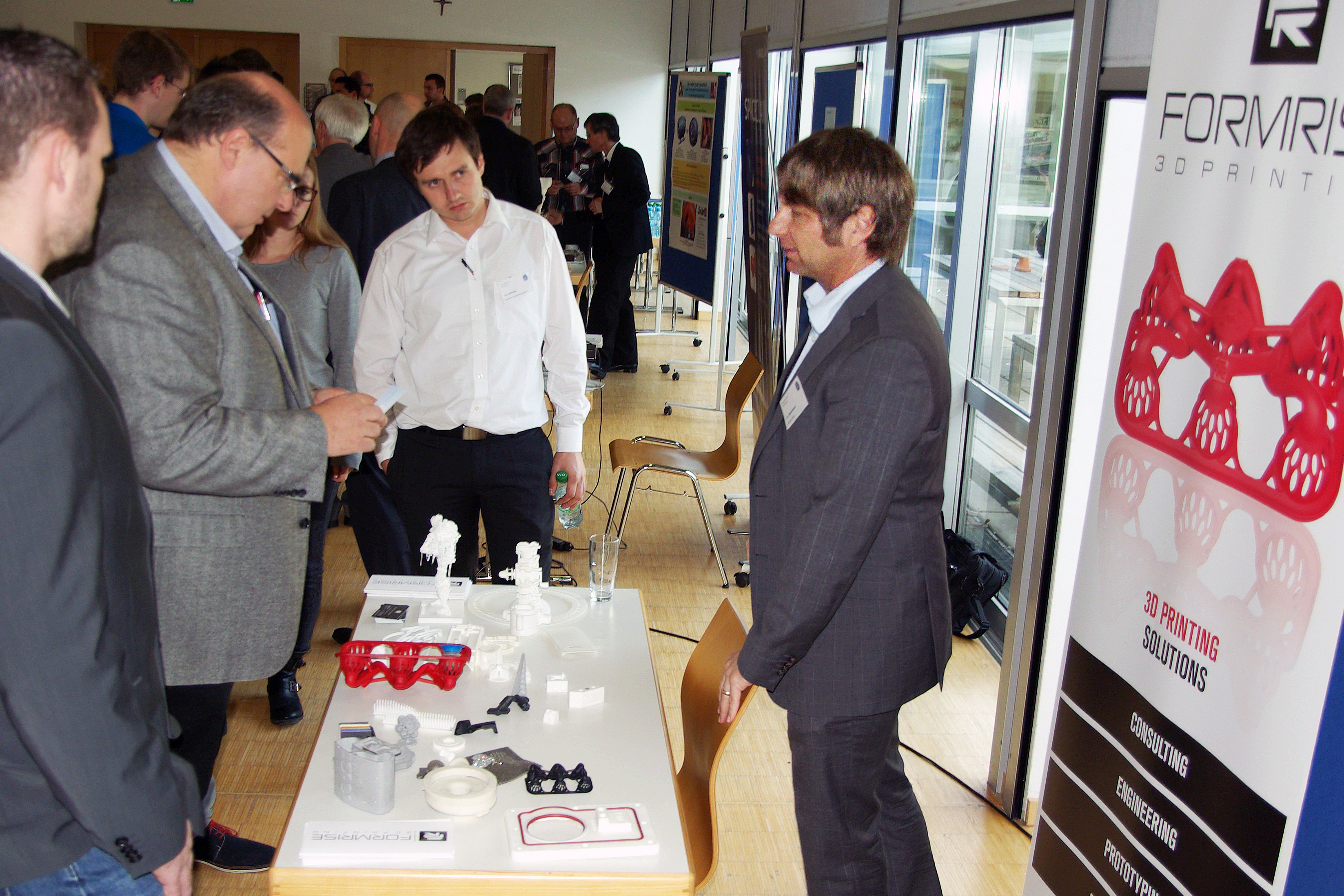 Die Teilnehmer informierten sich bei den Fachausstellern, hier Formrise GmbH, Töging.  Bild: Hochschule Landshut