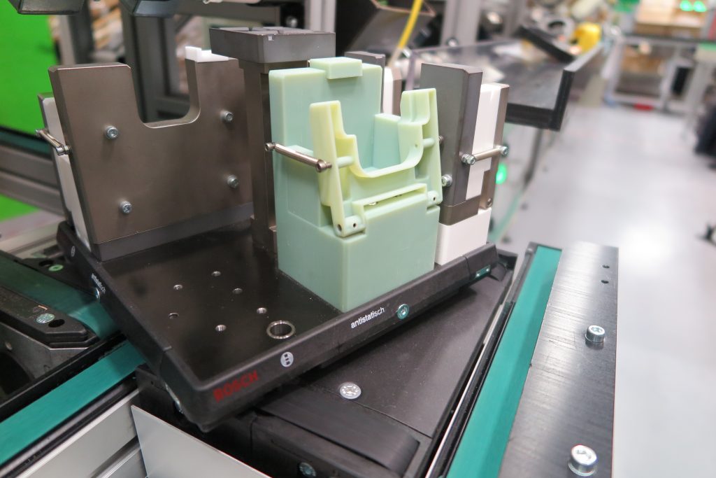 3D-gedruckte Haltevorrichtung – hergestellt mit einem Stratasys Objet Connex 3D-Drucker: Schneider Electric profitiert von schnellen Funktionstests und der Möglichkeit, notwendige Designanpassungen direkt an der Fertigungslinie vorzunehmen.