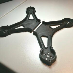 Zwei Hälften des Drohnen-Grundkörpers in makellos gedrucktem NylonX