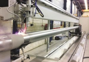Weltpremiere: EHLA-Anlage zum Laserbeschichten von bis zu zehn Meter langen Kolbenstangen. © Fraunhofer ILT, Aachen / Hornet Laser Cladding B.V., Lexmond, NL.