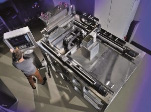 Bild 1: Mit einer Laboranlage entwickelt das Fraunhofer ILT die SLM-Technik zu einer 3D-Drucktechnik für große Metallbauteile weiter. (Maschineneinhausung nicht dargestellt) © Fraunhofer ILT, Aachen.