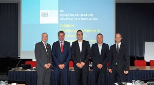 Wichtige Branchenvertreter gründeten den NA 145 04 FBR "Fachbereichsbeirat Additive Fertigungsverfahren“ und wurden vorab von Rüdiger Marquardt, Mitglied des Vorstandes von DIN, begrüßt.