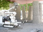 Der Roboter verarbeitet Schotter und Schnur zu stabilen Säulen. (Bild: Gramazio Kohler Research / ETH Zürich)