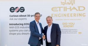 Markus Glasser, Senior Vice President Export Region bei EOS and Bernhard Randerath, Vice President Design, Engineering and Innovation bei Etihad Airways Engineering. (Quelle: EOS)