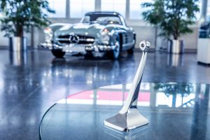 Innenspiegelfuß der Mercedes-Benz Baureihe 198 (Coupé und Roadster). Er ist als Original-Ersatzteil wieder erhältlich und kann bei jedem Mercedes-Benz Partner über das Classic Center bezogen werden. Der Spiegelfuß wird mithilfe des 3D-Drucks aus einer Aluminiumlegierung hergestellt.