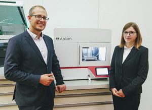Apium-Geschäftsführer Uwe Popp und Apium-Ingenieurin Michaela Lücker bei der Eröffnung des medizinischen 3D-Druck-Zentrums in Graz