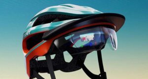 Modell eines Fahrradhelms mit komplexer AR-Technologie innerhalb des durchsichtigen Visiers sowie mit Blinkleuchten und auffälligen Designtexturen – 3D-gedruckt von Thinkable Studio auf der J55