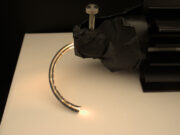 Das erste einfache Objekt als Proof of Concept aus einem eigens hergestellten Filament aus optischen Fasern. (Foto: Benjamin HERBST / AKEMI - Rethinking Light GmbH)