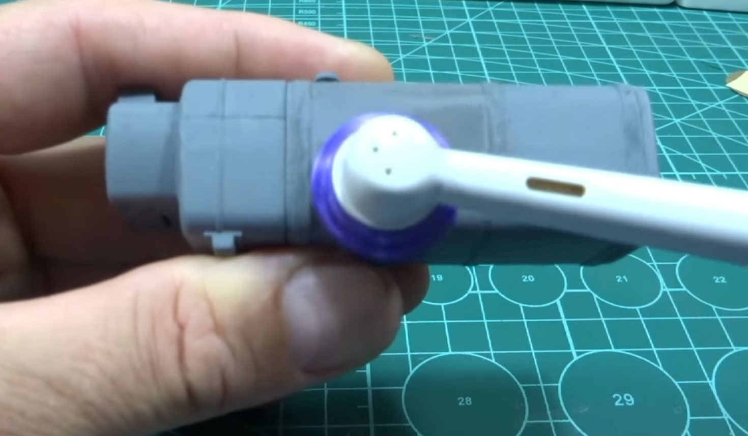YouTuber rebuilds an electric toothbrush into a miniature grinder using 3D printing technology