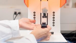 3D-Druck fertigt maßgeschneiderte Kontaktlinsen in rund 20 Minuten